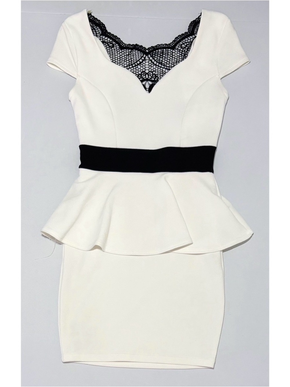 A’Gaci White Banded Floral Lace Peplum Short Sleeve Bodycon Dress Size S 🤍🖤